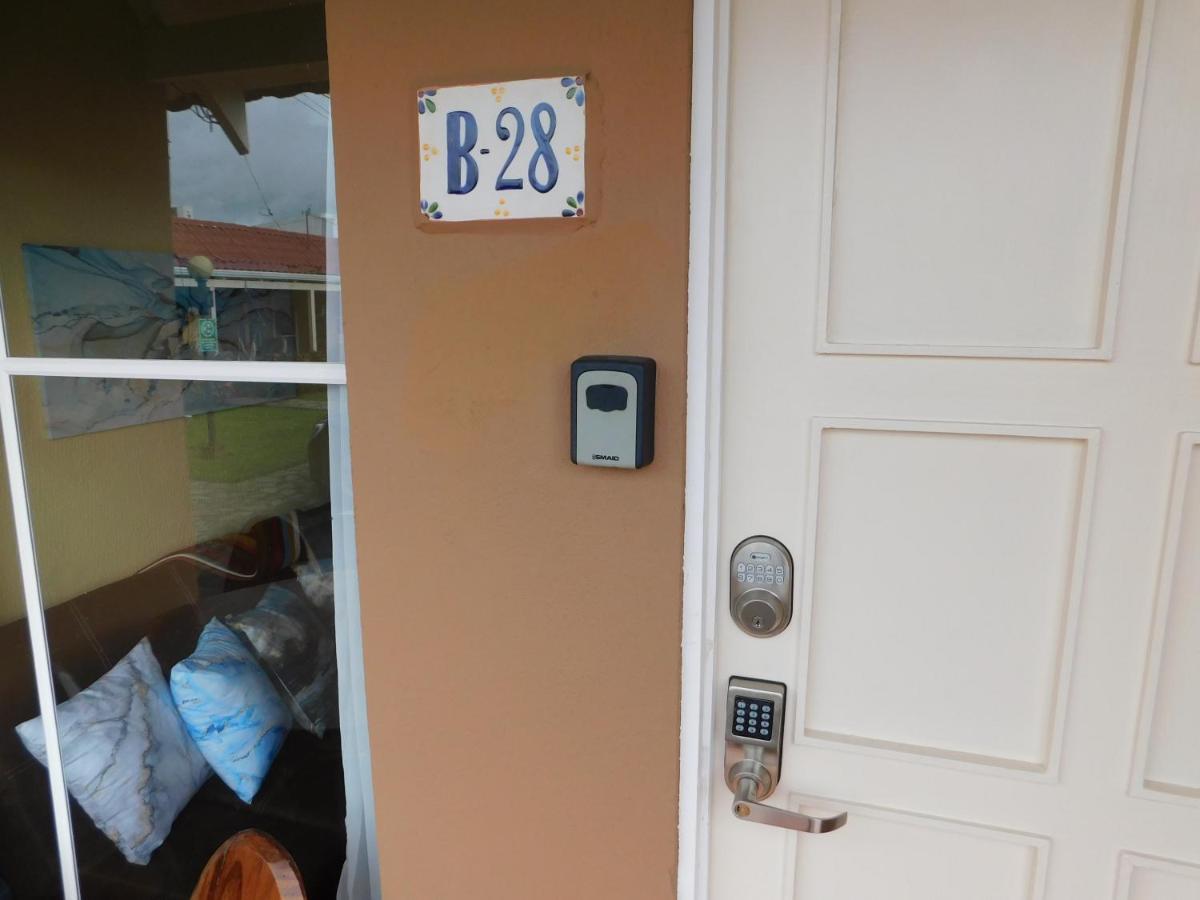 جاكو Condo Villa B27 Sleeps Five People - B28 Sleeps Six People - Price Includes Housekeeping Fees Not Taxes - Very Close To The Pool And Beach! المظهر الخارجي الصورة